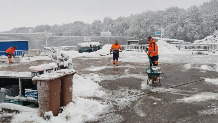 Besneeuwd milieuterrein